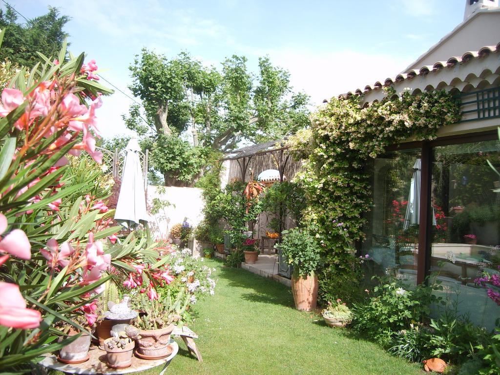 Le Clos Martin Eyragues Bagian luar foto