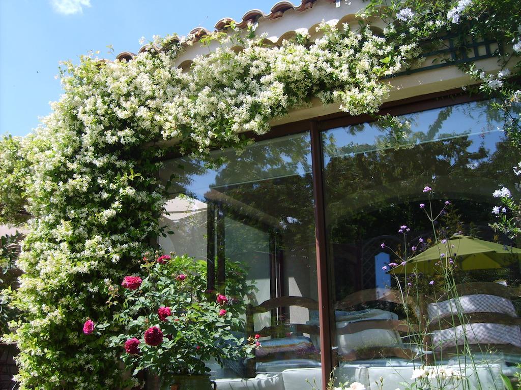 Le Clos Martin Eyragues Bagian luar foto